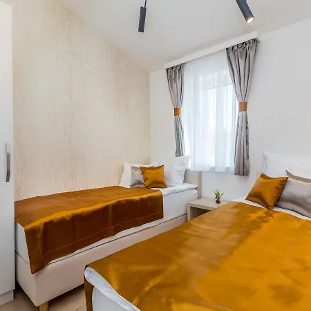 Villa Ostrobradic Sleeps 8 With Pool Air Con And Wifi