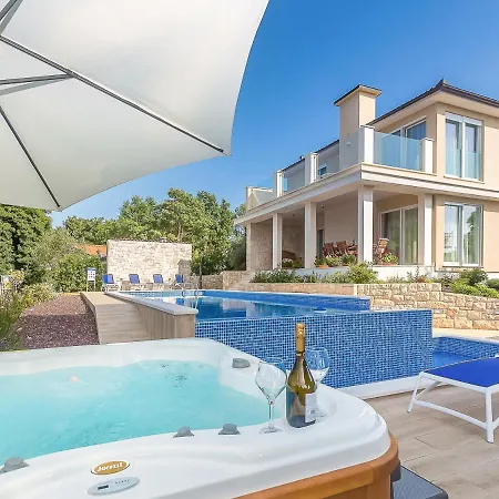 Ostrobradic Sleeps 8 With Pool Air Con And Wifi *