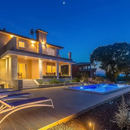 Villa Ostrobradic Sleeps 8 With Pool Air Con And Wifi *