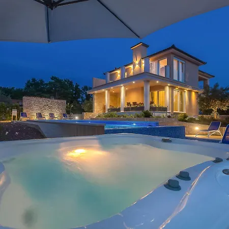 Ostrobradic Sleeps 8 With Pool Air Con And Wifi Villa *