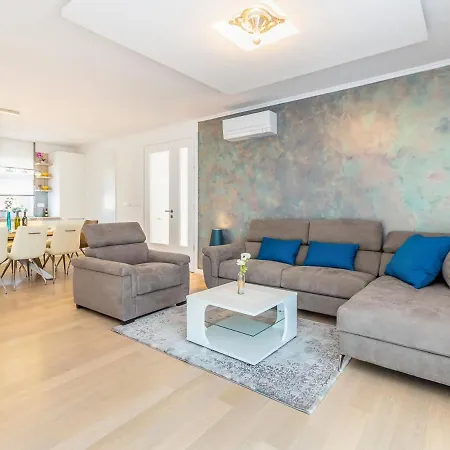 Villa Ostrobradic Sleeps 8 With Pool Air Con And Wifi *