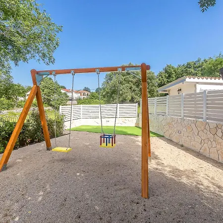 Villa Ostrobradic Sleeps 8 With Pool Air Con And Wifi