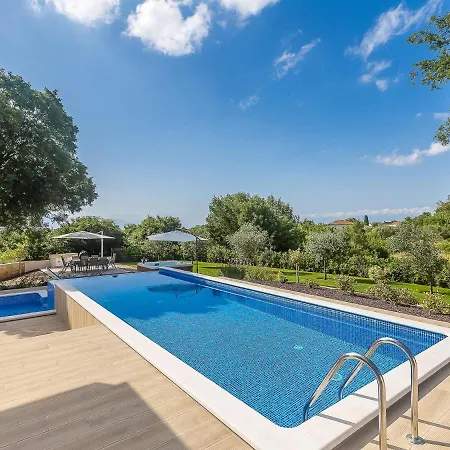 Villa Ostrobradic Sleeps 8 With Pool Air Con And Wifi