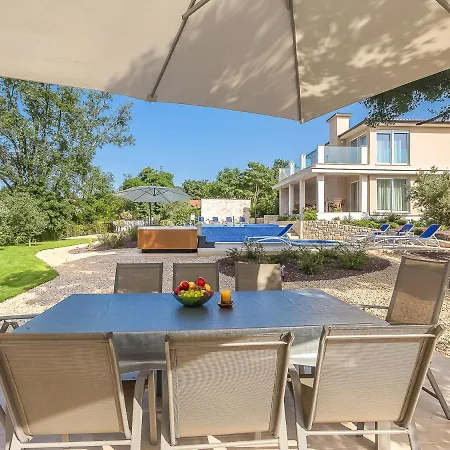 Ostrobradic Sleeps 8 With Pool Air Con And Wifi *