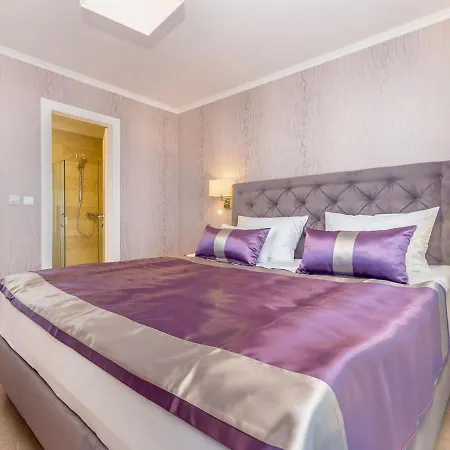 Ostrobradic Sleeps 8 With Pool Air Con And Wifi *
