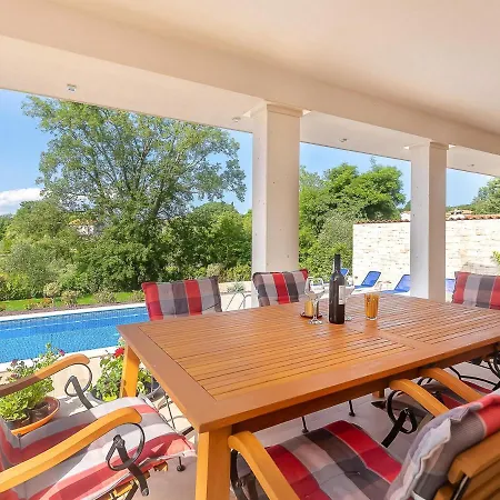 Ostrobradic Sleeps 8 With Pool Air Con And Wifi *